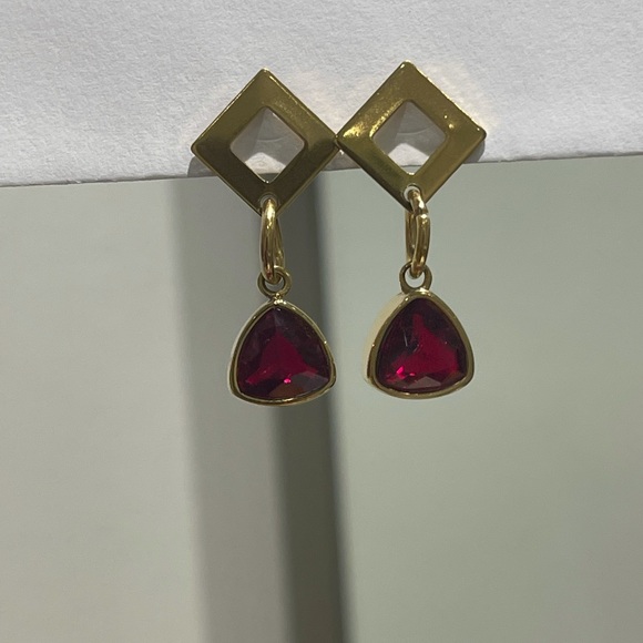 Ruby red gemstone dangle gold earrings - Picture 3 of 4